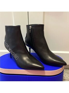 Black Leather Pointed Toe Ankle Boots with Side Zip
